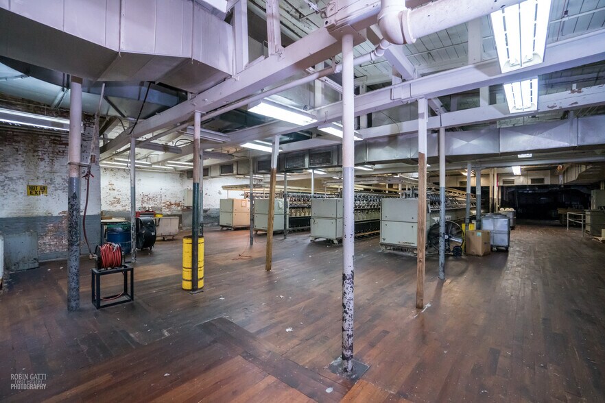 More Photos Of 94 E Adams St, Forsyth Warehouse For Lease