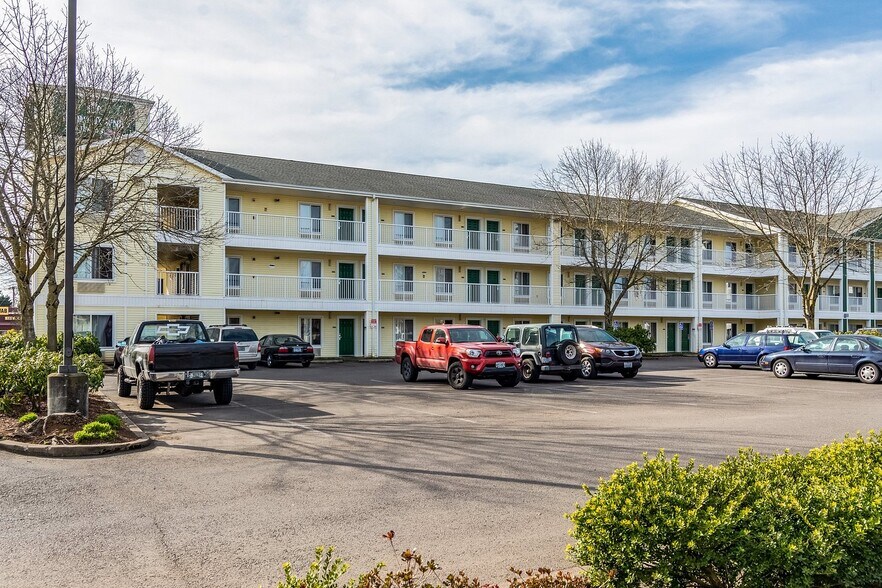 More Photos Of 520 Harlow Rd, Springfield Hotel For Sale