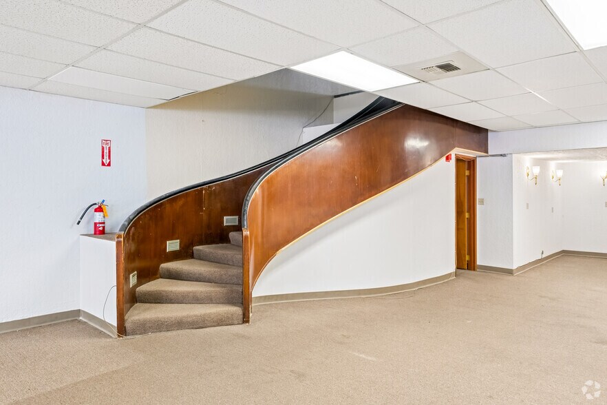 More Photos Of 523-533 4th St, Bremerton Storefront For Lease