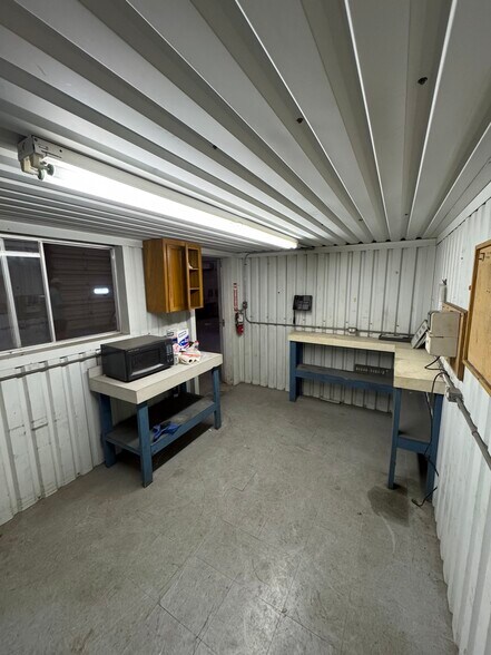 More Photos Of 2038 Saratoga Blvd, Corpus Christi Warehouse For Lease