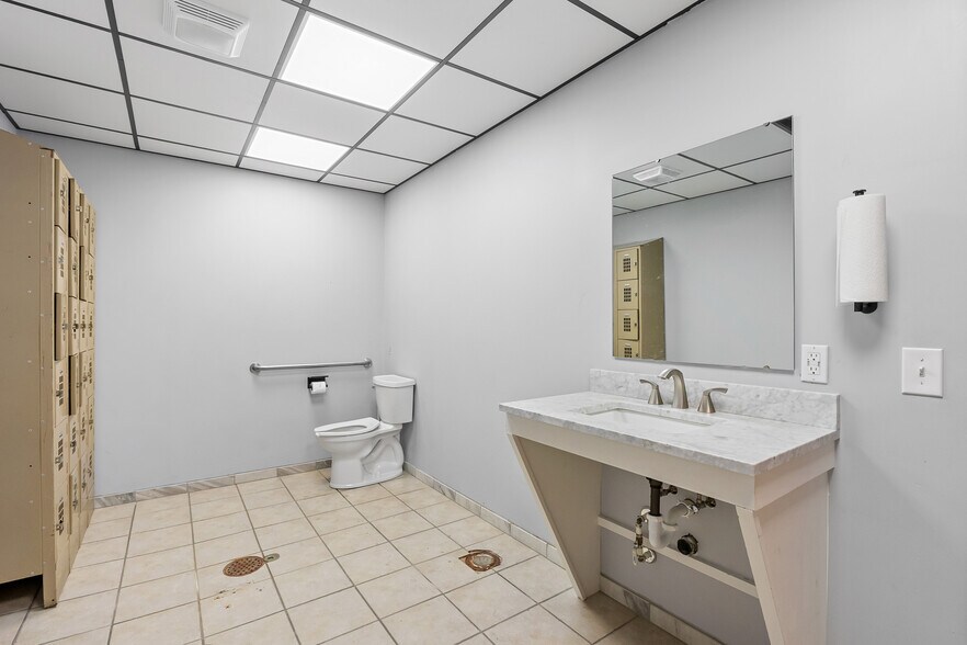 More Photos Of 3537 W Two Mile House Rd, Columbus General Retail For Lease