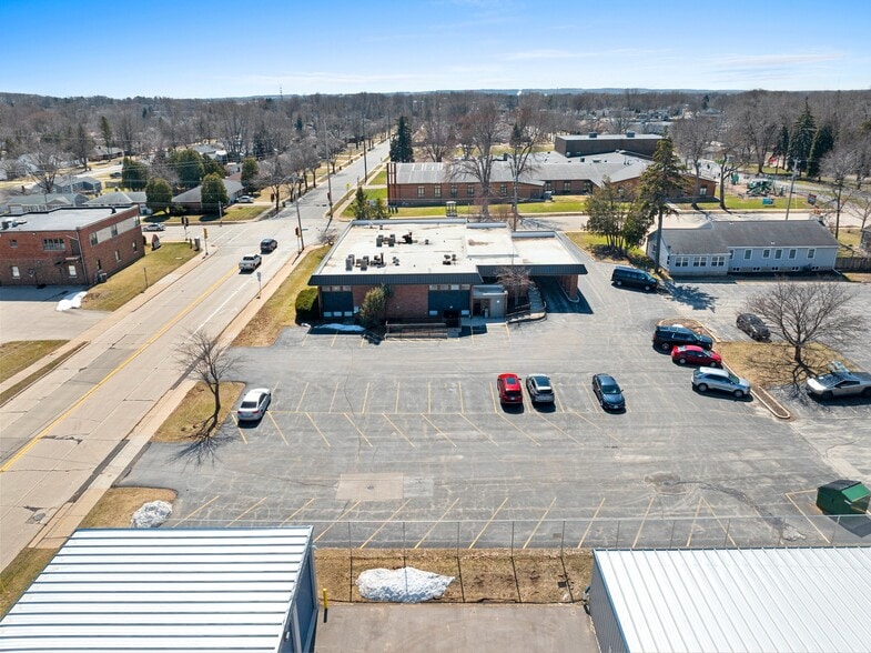 More Photos Of 1751 Deckner Ave, Green Bay Medical For Sale