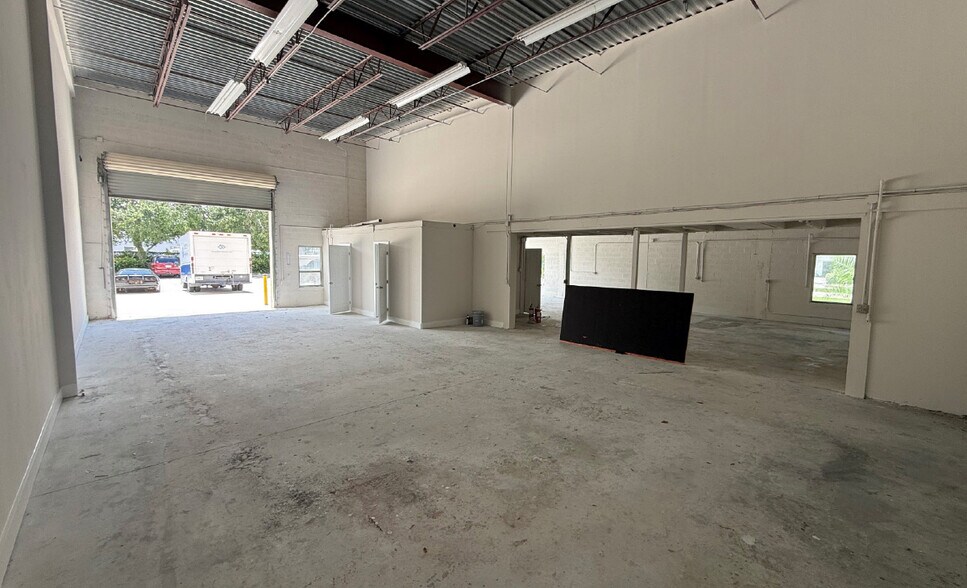 More Photos Of 3330-3382 SE Gran Park Way, Stuart Warehouse For Lease