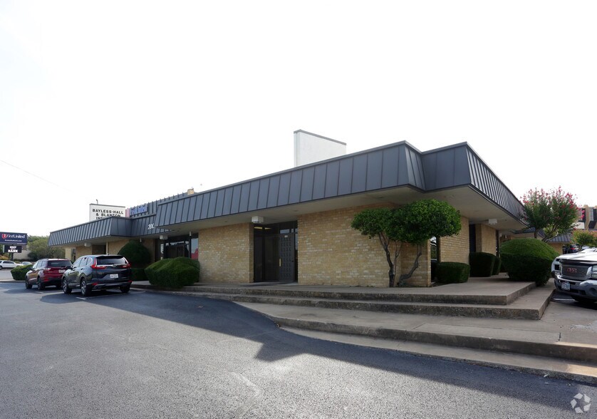 More Photos Of 2007 Texoma Pky, Sherman Office For Lease
