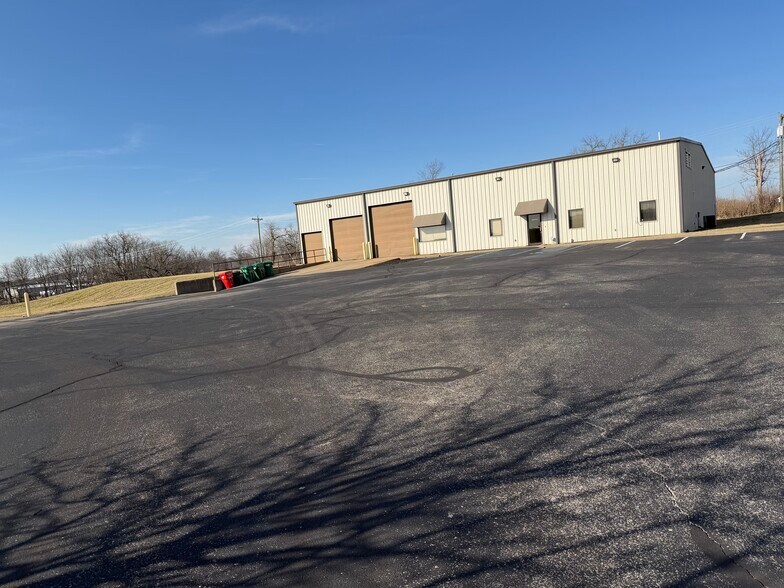 More Photos Of 111 Capital Ct, Nicholasville Warehouse For Lease