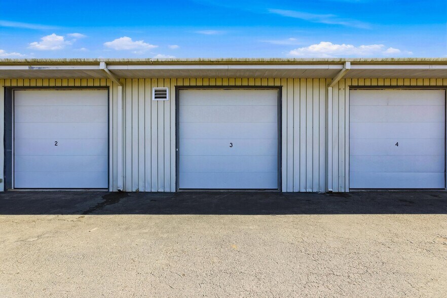 More Photos Of 3581 Mercantile Ave, Naples Manufacturing For Lease