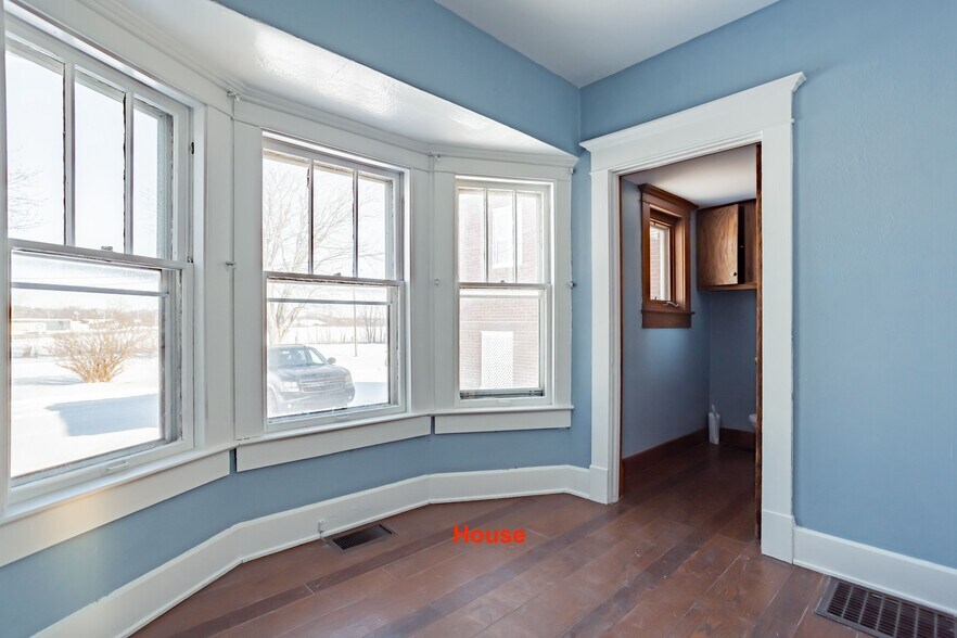 More Photos Of 8758 IN-9, Pendleton Light Manufacturing For Sale