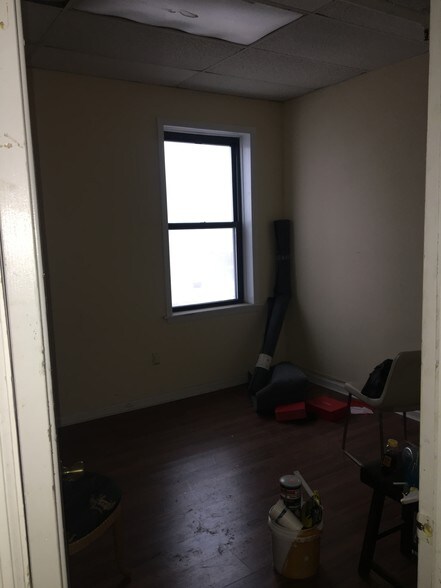 More Photos Of 2094 Boston Post Rd, Larchmont Storefront For Lease