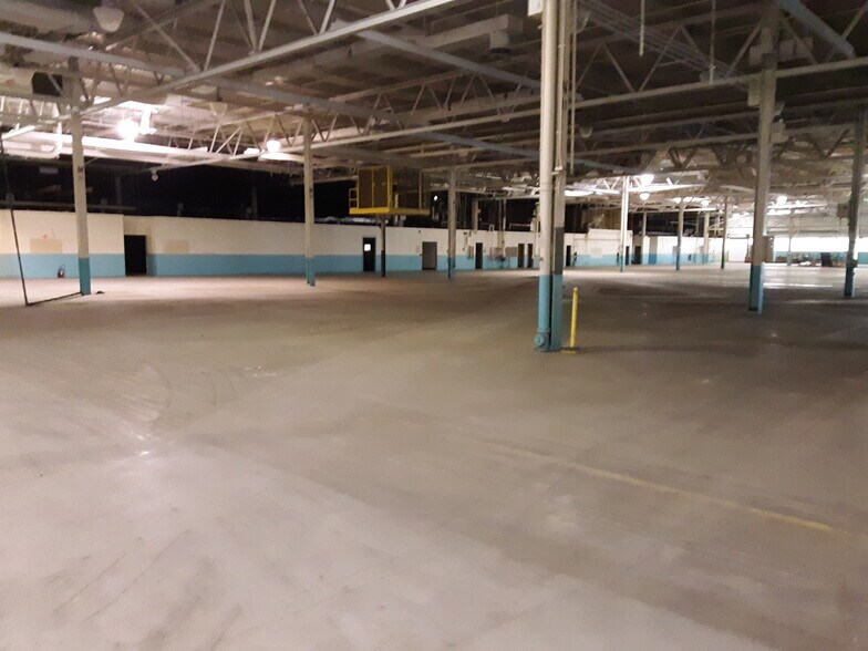 More Photos Of 1601 General Electric Rd, Bloomington Warehouse For Lease