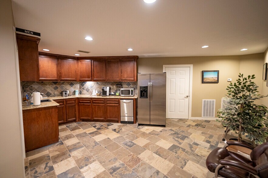 More Photos Of 4141 Katy Hockley Rd, Katy Warehouse For Lease