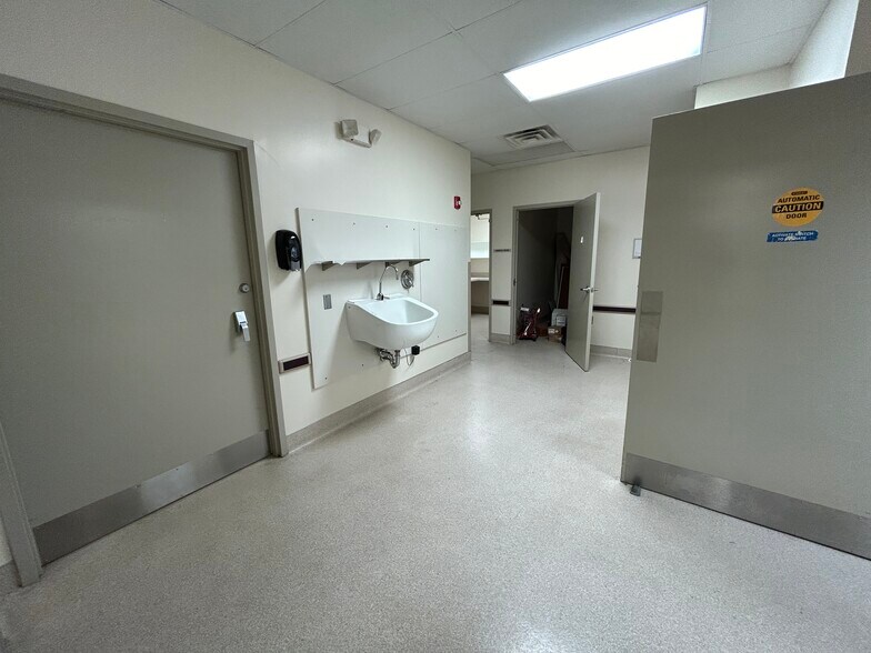 More Photos Of 213-221 Sterling Farm Dr, Jackson Medical For Lease