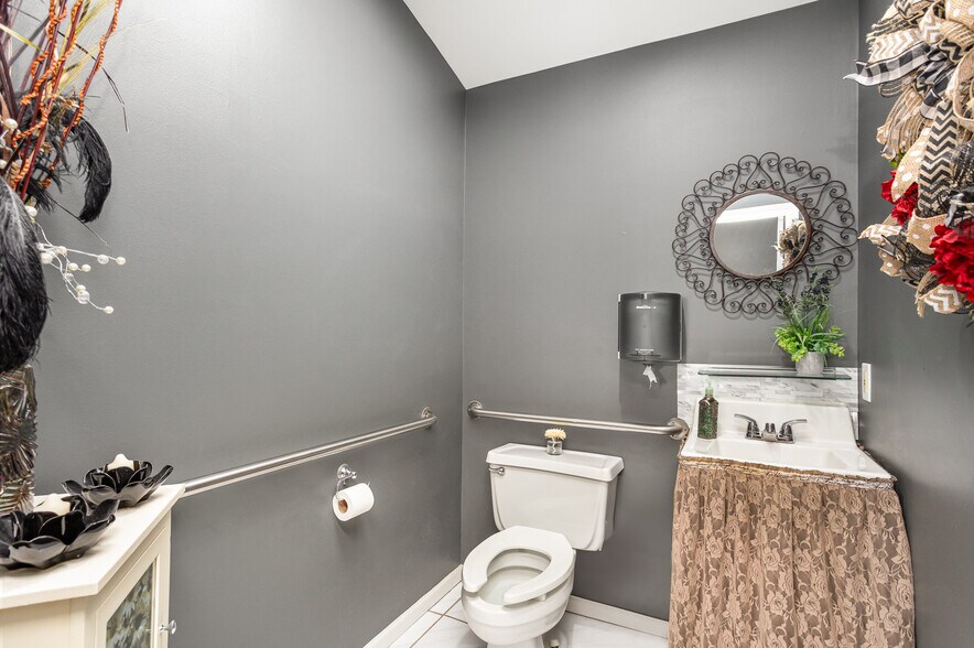 More Photos Of 3266 Fashion Square Blvd, Saginaw Freestanding For Sale