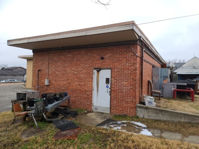 More Photos Of 120 S Echo St, Holdenville Bar For Sale
