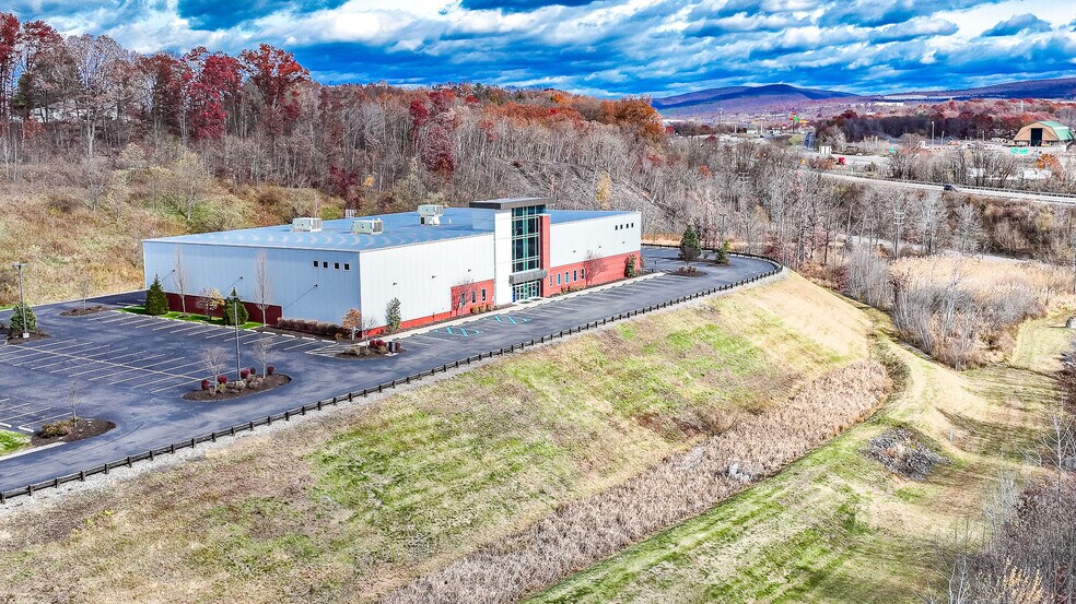 More Photos Of 195 Enterprise Way, Pittston Township Showroom For Lease