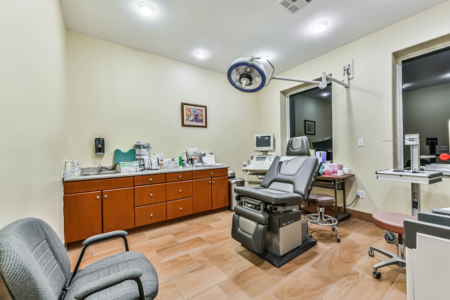More Photos Of 1111 S Friendswood Dr, Friendswood Office For Lease