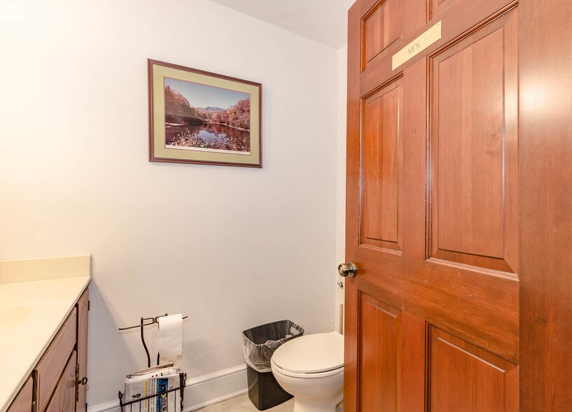 More Photos Of 215 Church St, Lenoir Office For Sale