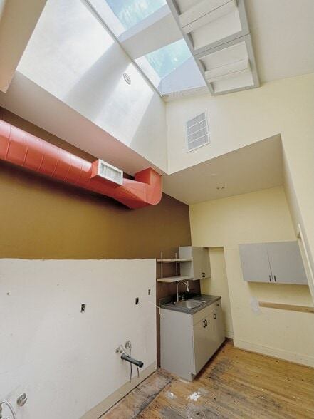 More Photos Of 209 S Craig St, Pittsburgh General Retail For Lease