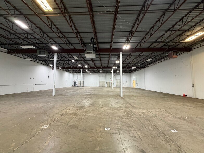 More Photos Of 7071-7093 Shady Oak Rd, Eden Prairie Showroom For Lease