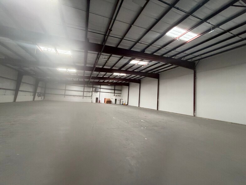 More Photos Of 6470 Parkland Dr, Sarasota Warehouse For Lease