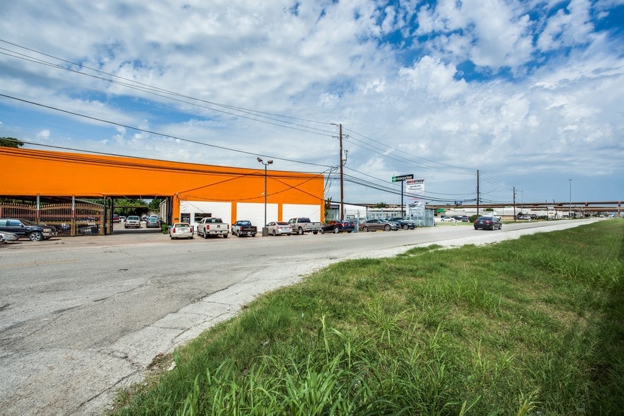 More Photos Of 11603-11607 Denton Dr, Dallas Showroom For Sale