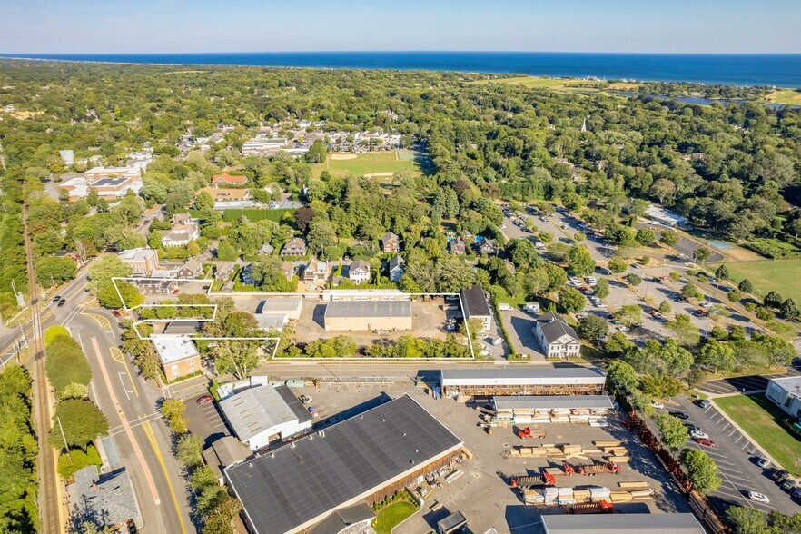 More Photos Of 9 Railroad Ave, East Hampton Convenience Store For Lease