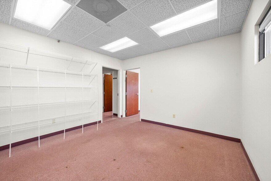 More Photos Of 215 8th St, Clarksville Medical For Lease