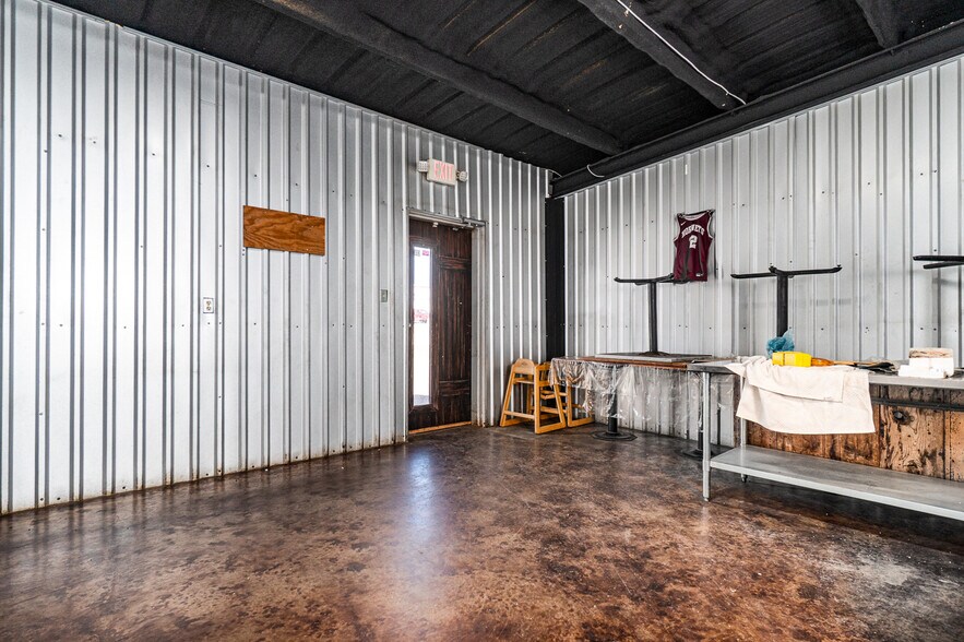 More Photos Of 201 E Service Rd, Tulia Restaurant For Sale