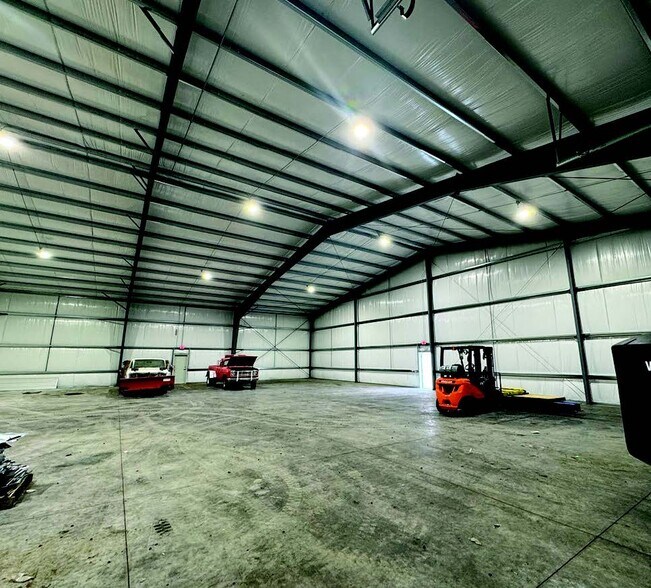 More Photos Of 31970 Cinema way, Tangent Showroom For Lease