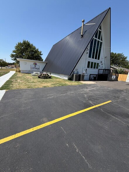 More Photos Of 720 N Westlink Ave, Wichita Office For Lease