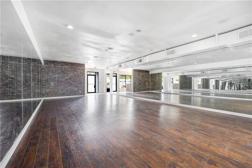 More Photos Of 1313 Edgewater Dr, Orlando Storefront For Lease