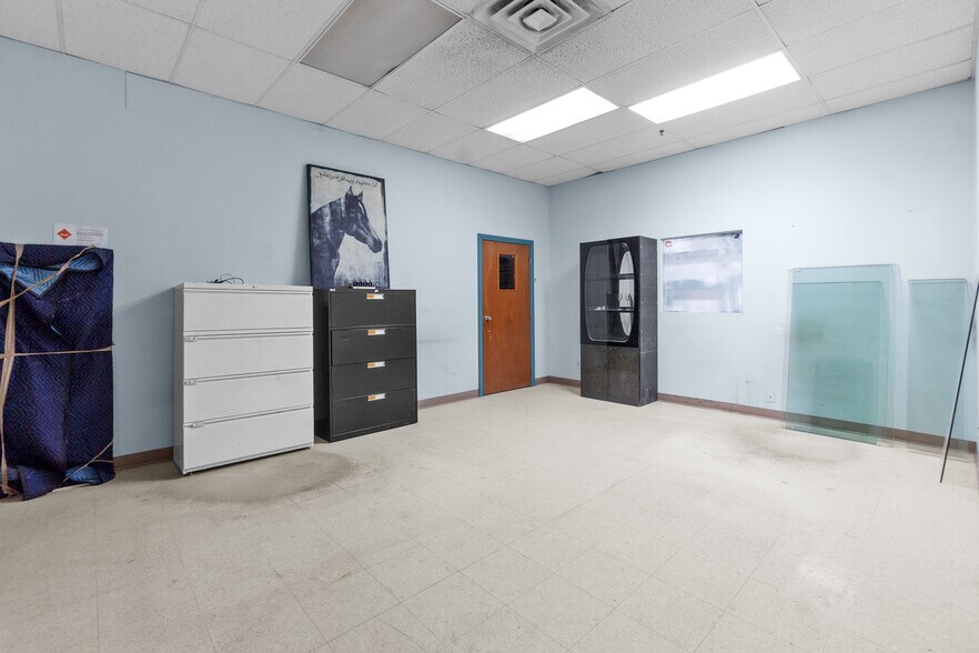 More Photos Of 9170 Boul Maurice-Duplessis, Montréal Warehouse For Lease