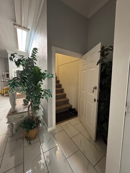 More Photos Of 1221 Overland Ave, Burley Storefront For Sale