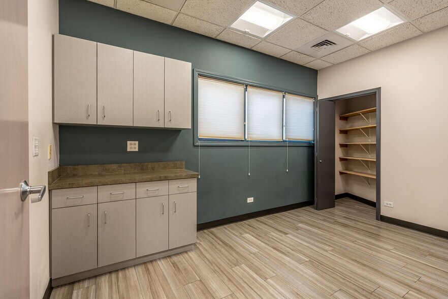 More Photos Of 4650 Southwest Hwy, Oak Lawn Medical For Sale