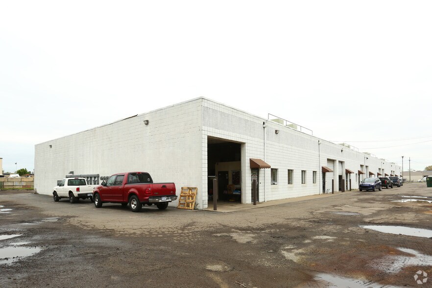 More Photos Of 12585-12623 Farmington Rd, Livonia Warehouse For Sale