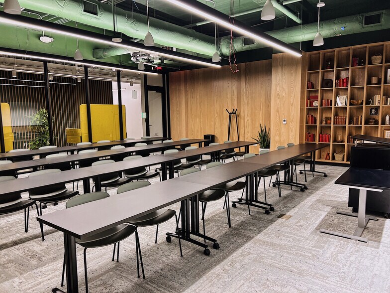 More Photos Of 240 S Main St, Bentonville Office For Lease