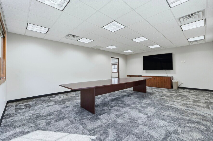 More Photos Of 2150 N Pointe Dr, Warsaw Office For Lease