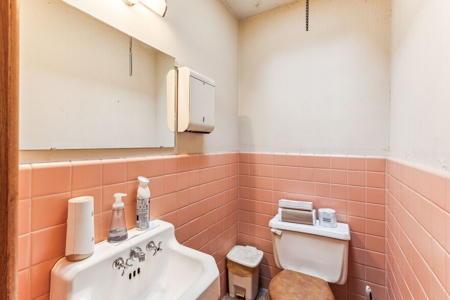 More Photos Of 1453 Edgmont Ave, Chester Office For Sale