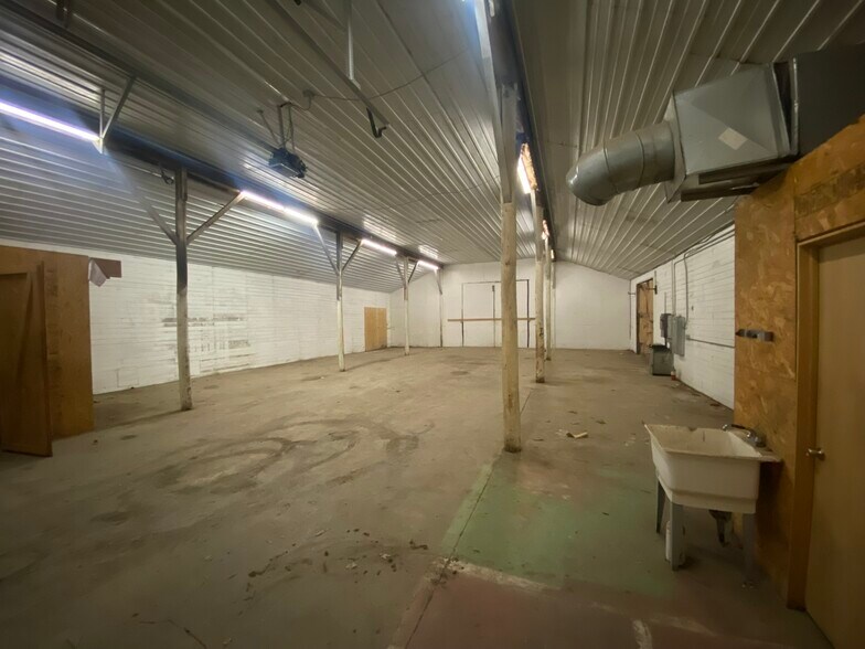 More Photos Of 1113 Monroe St, Fort Calhoun Warehouse For Lease