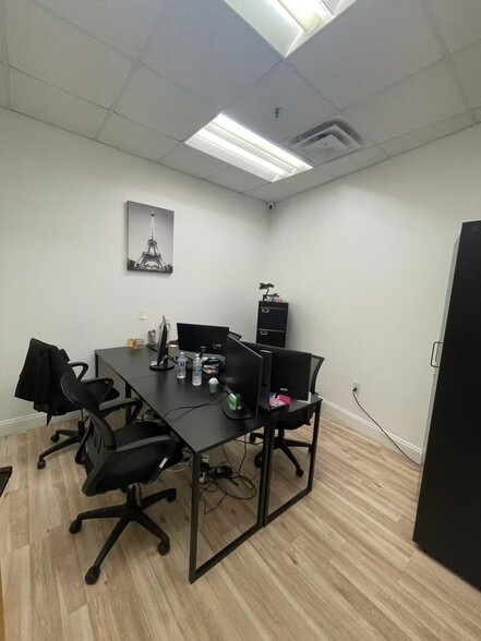 More Photos Of 7075 Kingspointe Pky, Orlando Showroom For Sale