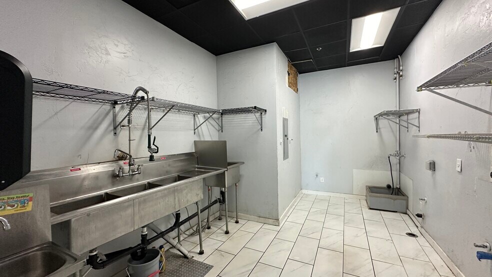 More Photos Of 12662-12678 SE 38th St, Bellevue Storefront For Lease