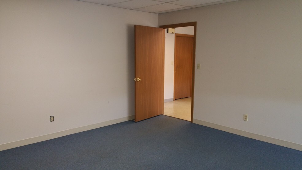 More Photos Of 9263 Ravenna Rd, Twinsburg Showroom For Lease