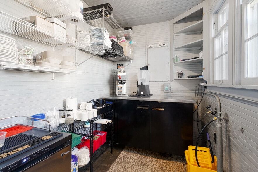 More Photos Of 883 SW Church St, Dallas Restaurant For Sale