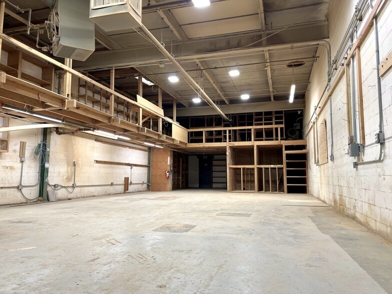 More Photos Of 18-38 Garvies Point Rd, Glen Cove Warehouse For Lease