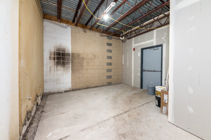 More Photos Of 50 Middletown Loop, White Hall Storefront Retail Office For Lease