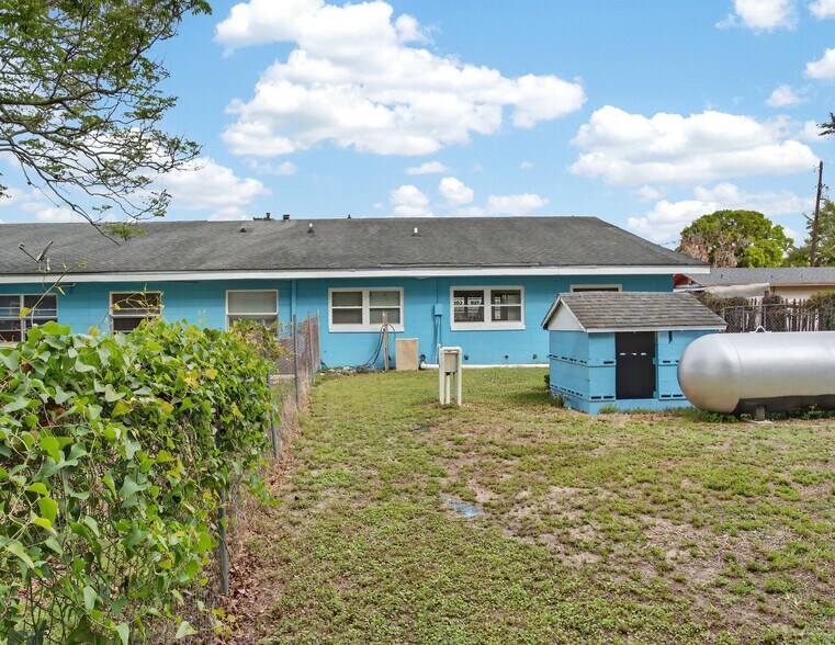 More Photos Of 1481 CR 437, Lake Panasoffkee General Retail For Sale