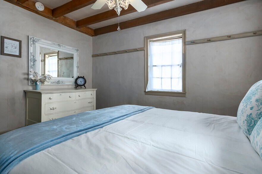 More Photos Of 104 E Austin St, Fredericksburg Storefront Retail Residential For Sale