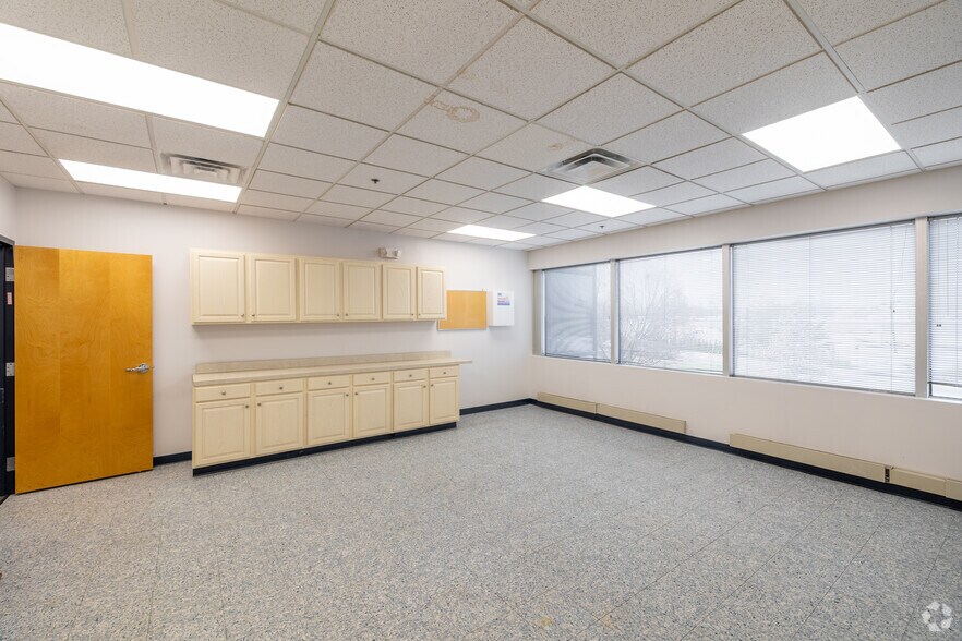 More Photos Of 80 Cottontail Ln, Somerset Office For Lease