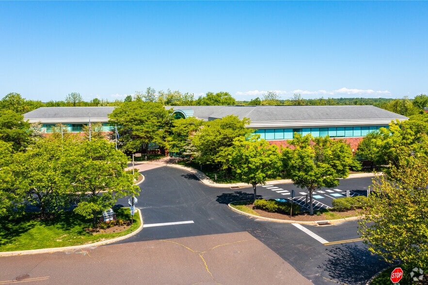 More Photos Of 800 Enterprise Dr, Horsham Township Office For Lease