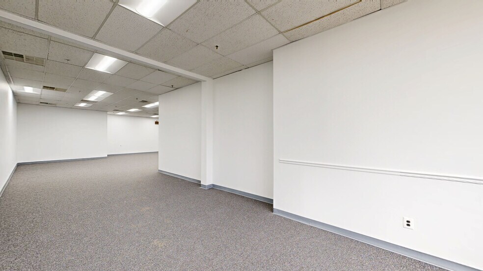 More Photos Of 450-460 Veterans Dr, Burlington Light Distribution For Lease
