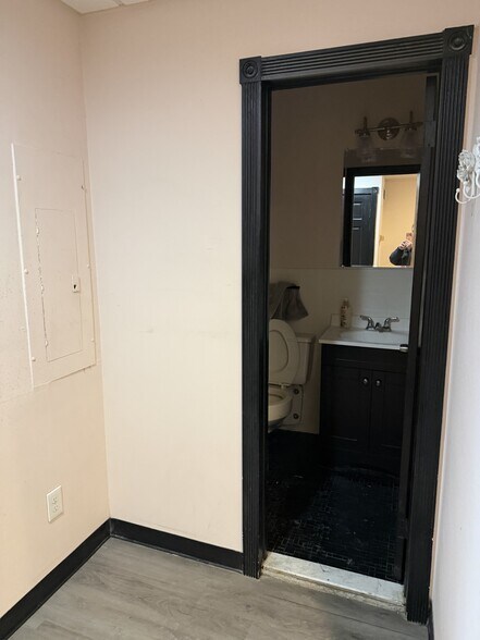 More Photos Of 913 E Butler Pike, Ambler Storefront Retail Office For Lease